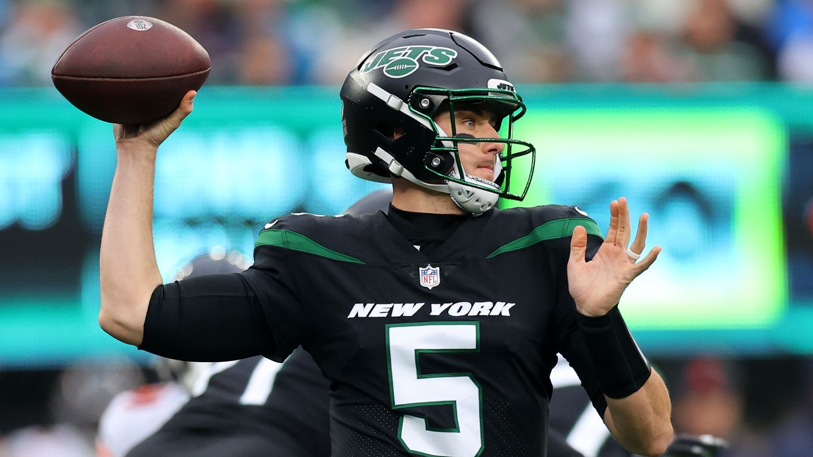 
                <strong>Gewinner: Mike White (New York Jets)</strong><br>
                Beim 31:10-Sieg überzeugte Mike White in seinem Saisondebüt auf ganzer Linie. Der Youngster, der den Vorzug vor Zach Wilson erhielt, sammelte 315 Passing Yards und drei Touchdowns. Im Gegensatz zu Wilson spielte White über weite Strecken innerhalb des schematischen Aufbaus der Offensive. Er bewegte den Ball schnell und effektiv, brauchte durchschnittlich 2,38 Sekunden bis zum Wurf, einer der schnellsten Werte der Liga. Insgesamt zehn verschiedene Passempfänger wurden vom ehemaligen Fünftrunden-Pick in Szene gesetzt. 
              