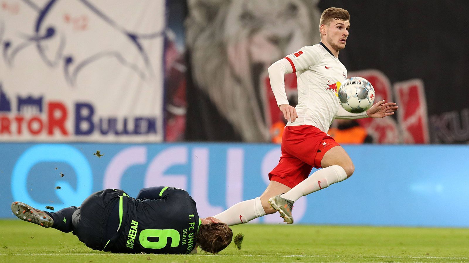 
                <strong>Steckbrief: Timo Werner</strong><br>
                Timo Werner ist 1,80 Meter groß und 75 Kilogramm schwer. Der 23-Jährige kam in der Schwabenmetropole Stuttgart auf die Welt.
              