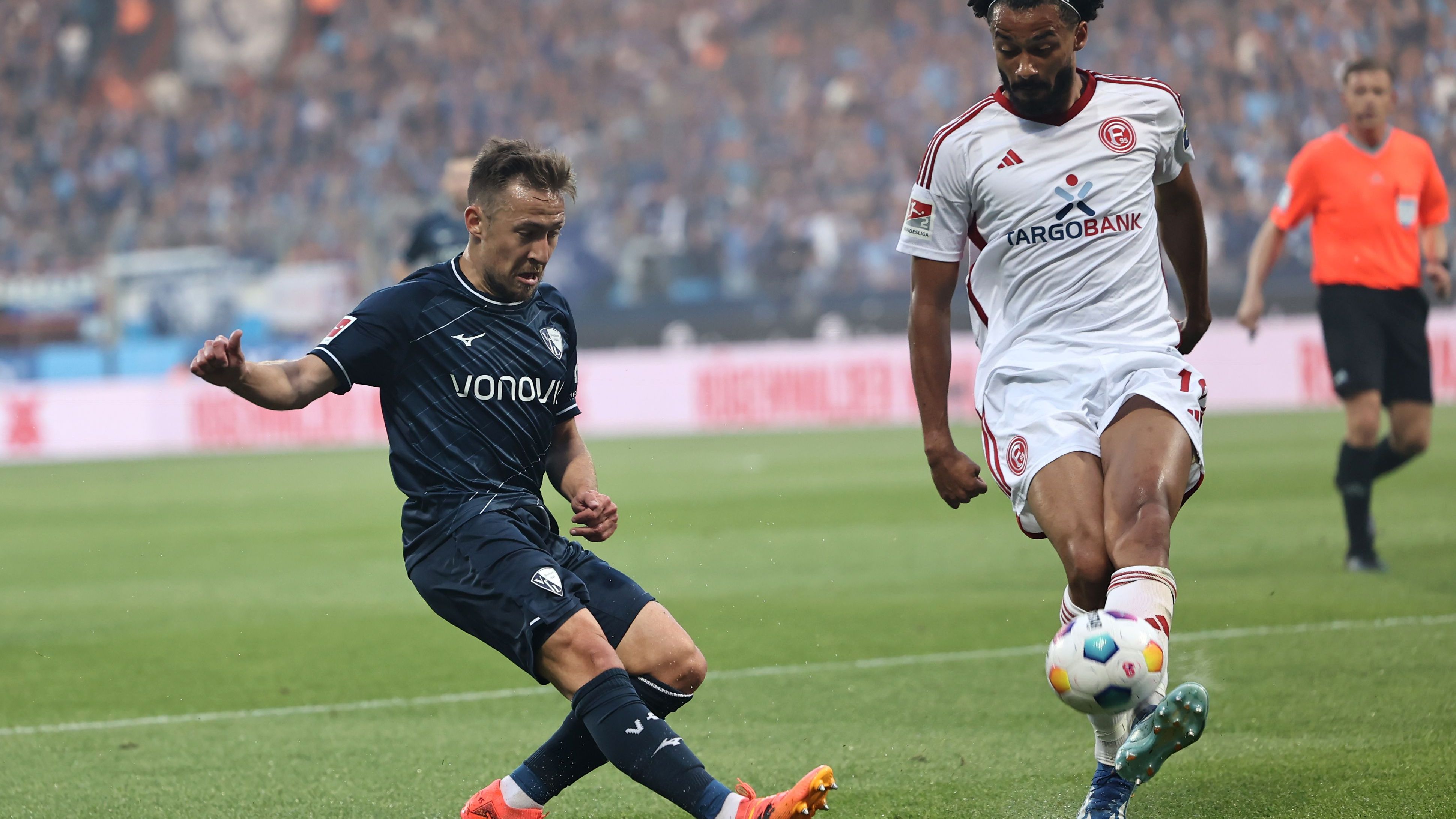 <strong>Felix Passlack (VfL Bochum)</strong><br>Anfangs mit viel Vorwärtsdrang ausgestattet, in seinen Aktionen aber oft zu ungenau. Im Rückwärtsgang auf seiner rechten Seite gut beschäftigt und dabei nicht immer auf der Höhe gegen den schnellen Tzolis. Stemmt sich gegen die Pleite, bleibt letztendlich aber unter seinen Möglichkeiten<strong><em>. <strong><em>ran</em></strong></em></strong><strong>-Note: 4</strong>