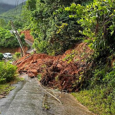 Ein Weg ist nach Folgen einer massiven Explosion in einem Industriegebiet verschüttet. Auf den Seychellen wurden bei einer Detonation auf dem Gelände eines Bauunternehmens mehrere Menschen verletzt.