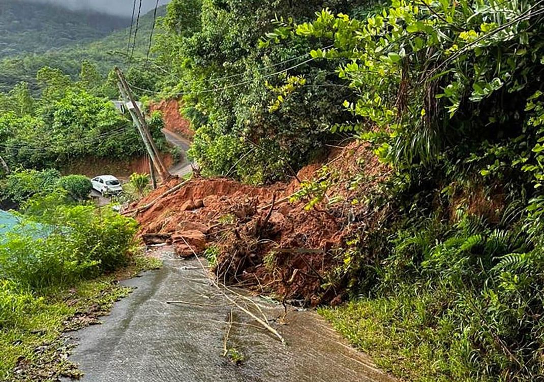 Ein Weg ist nach einer massiven Explosion in einem Industriegebiet verschüttet. Auf den Seychellen wurden bei einer Detonation auf dem Gelände eines Bauunternehmens mehrere Menschen verletzt.