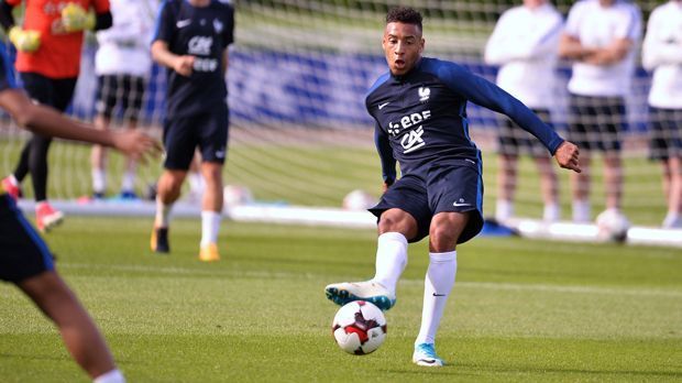 
                <strong>Corentin Tolisso</strong><br>
                Weil der Bundesliga-Rekordtransfer Corentin Tolisso nach dem Saisonende 2016/17 noch mit der französischen Nationalmannschaft unterwegs war, darf der französische Neuzugang später ins Training des FCB einsteigen. Der 22-Jährige wechselte für eine Ablösesumme von 41,5 Millionen Euro von Olympique Lyon nach München. 
              