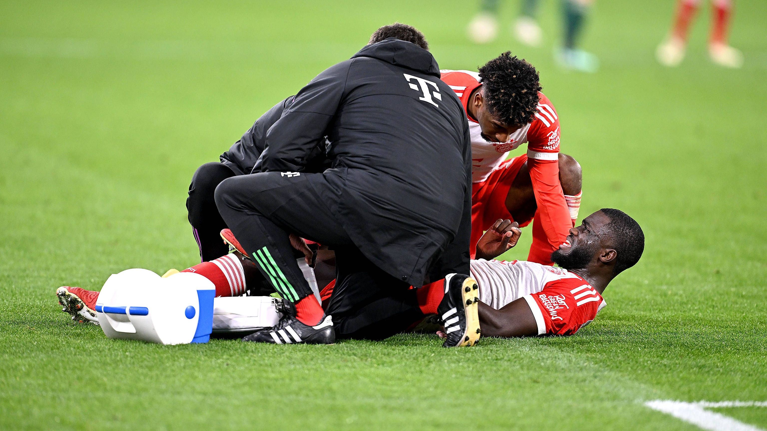 <strong>Dayot Upamecano</strong><br>Auch gegen Union musste Dayot Upamecano wegen eines in der Partie erlittenen Muskelfaserrisses ausgewechselt werden. Beim Franzosen hoffen die Bayern-Bosse um Coach Thomas Tuchel auf ein Comeback bis Mitte Februar. Wegen Adduktorenbeschwerden und einer Muskelverletzung fiel der Innenverteidiger auch schon im Herbst für 28 Tage aus.&nbsp;