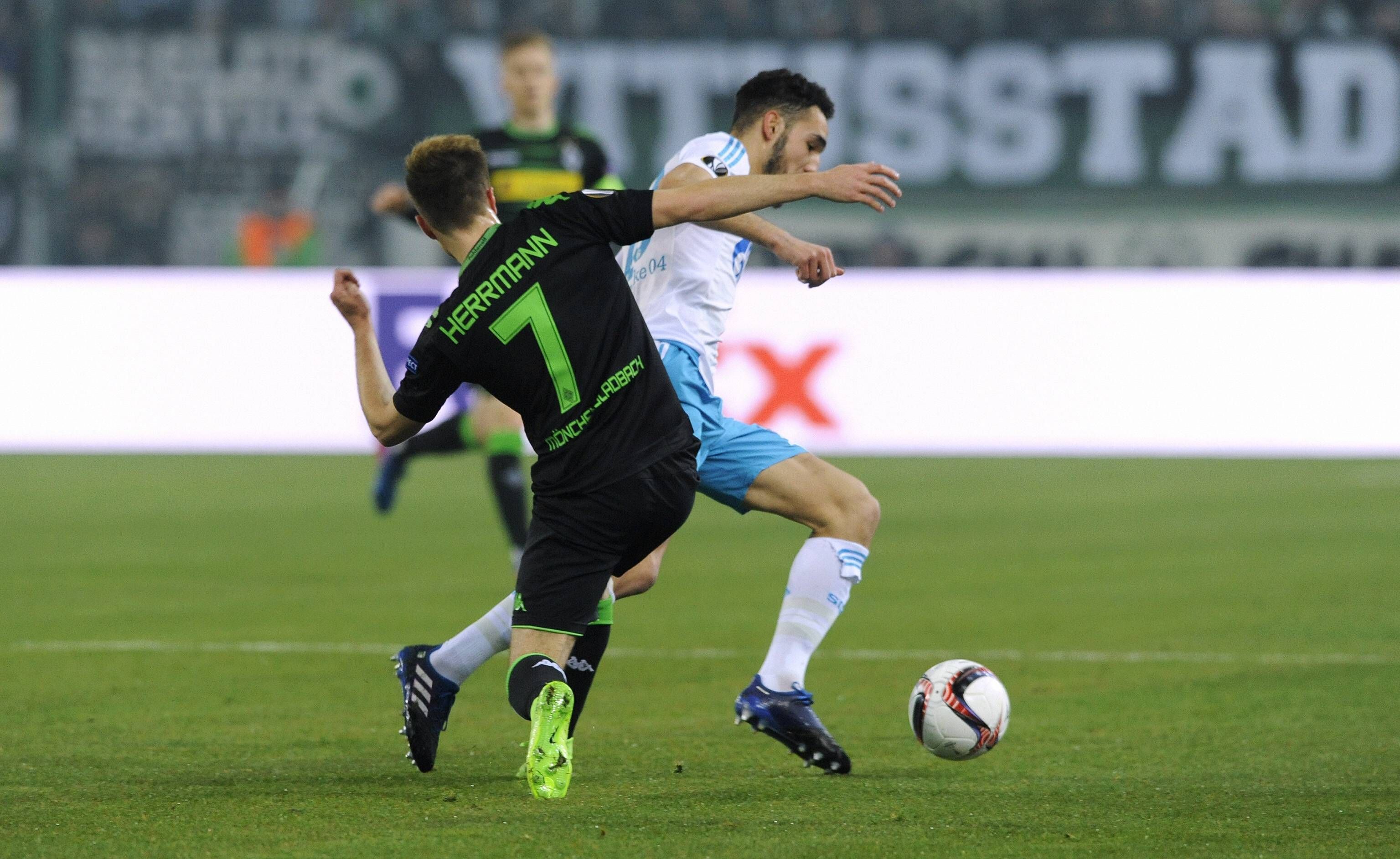 
                <strong>Patrick Herrmann (Borussia Mönchengladbach)</strong><br>
                Patrick Herrmann: Offensiv bleibt Herrmann in Halbzeit eins ohne die großen Szenen, die hat vor allem Raffael. Doch bei der Arbeit nach hinten ohne Tadel. In der zweiten Hälfte ergeben sich für Herrmann mehr Räume - Schalke muss schließlich kommen. Doch Herrmann macht - wie die gesamte Gladbacher Offensive - zu wenig daraus. ran-Note: 4
              