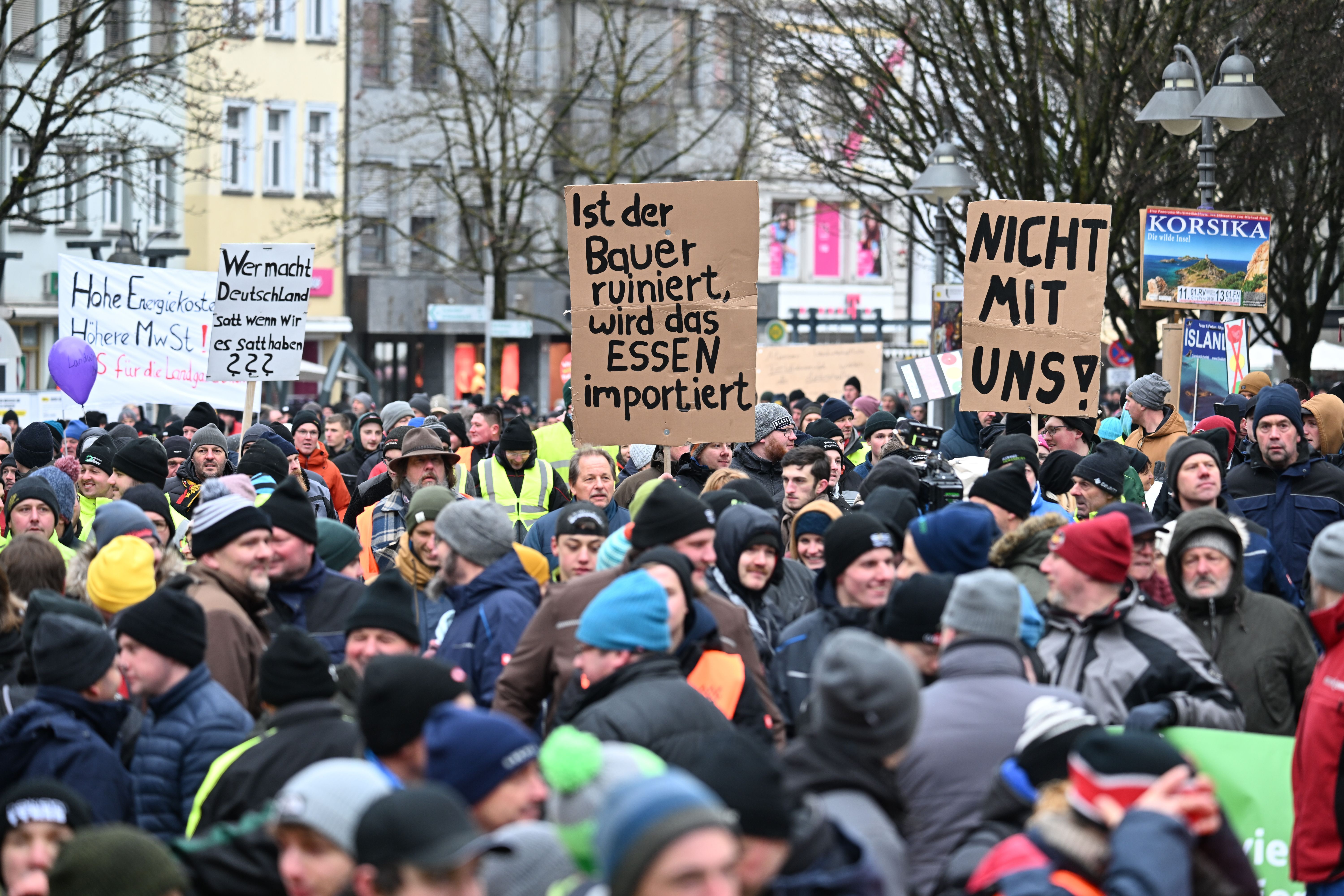 Hunderte Bauern nehmen an der Kundgebung auf dem Marienplatz in der Innenstadt von Ravensburg teil.&nbsp;