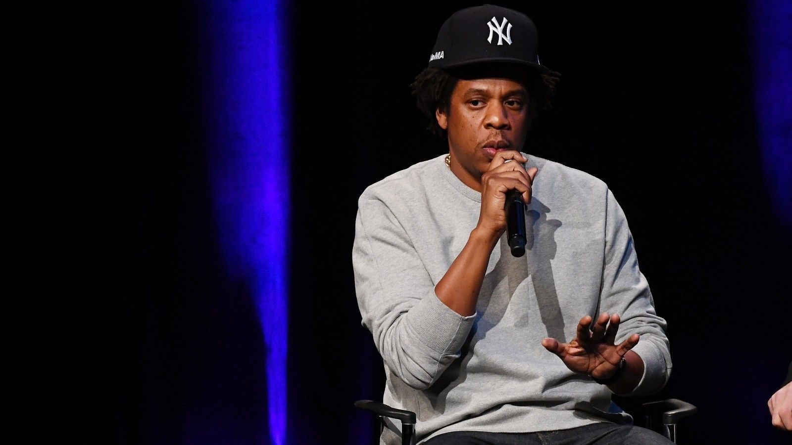 <strong>Jay-Z (Los Angeles Rams)</strong><br>
                Schon häufig sah mal Rapper Jay-Z alleine oder mit Ehefrau Beyonce bei NBA-Partien am Spielfeldrand. Doch auch für die NFL interessiert sich der Musiker. Dabei haben es ihm vor allem die Los Angeles Rams angetan.&nbsp;
