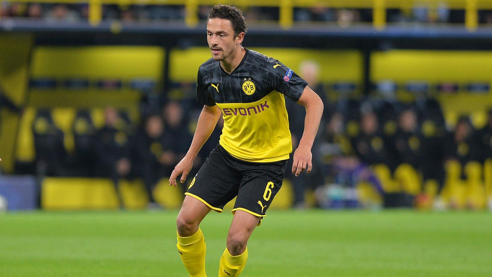 
                <strong>Thomas Delaney (Borussia Dortmund)</strong><br>
                "Es gibt ganz viele junge Spieler. Manchmal ist es wie Gassi gehen mit zehn Hunden." (Thomas Delaney über seine Aufgabe in der jungen Dortmunder Mannschaft)
              