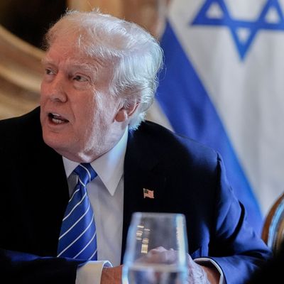 26. Juli 2024, Palm Beach, Florida, USA: Donald Trump in seinem Anwesen Mar-a-Lago mit dem israelischen Premierminister Benjamin Netanjahu