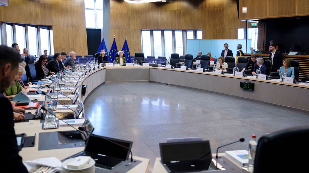 Arbeitstreffen:  Das Foto zeigt das wöchentliche Meeting der EU-Kommission im Berlaymont-Gebäude. Alle Kommissar:innen beraten hier gemeinsam anstehende Themen aus alle Bereichen. Die Konferenz wird „mündliches Verfahren“ genannt.