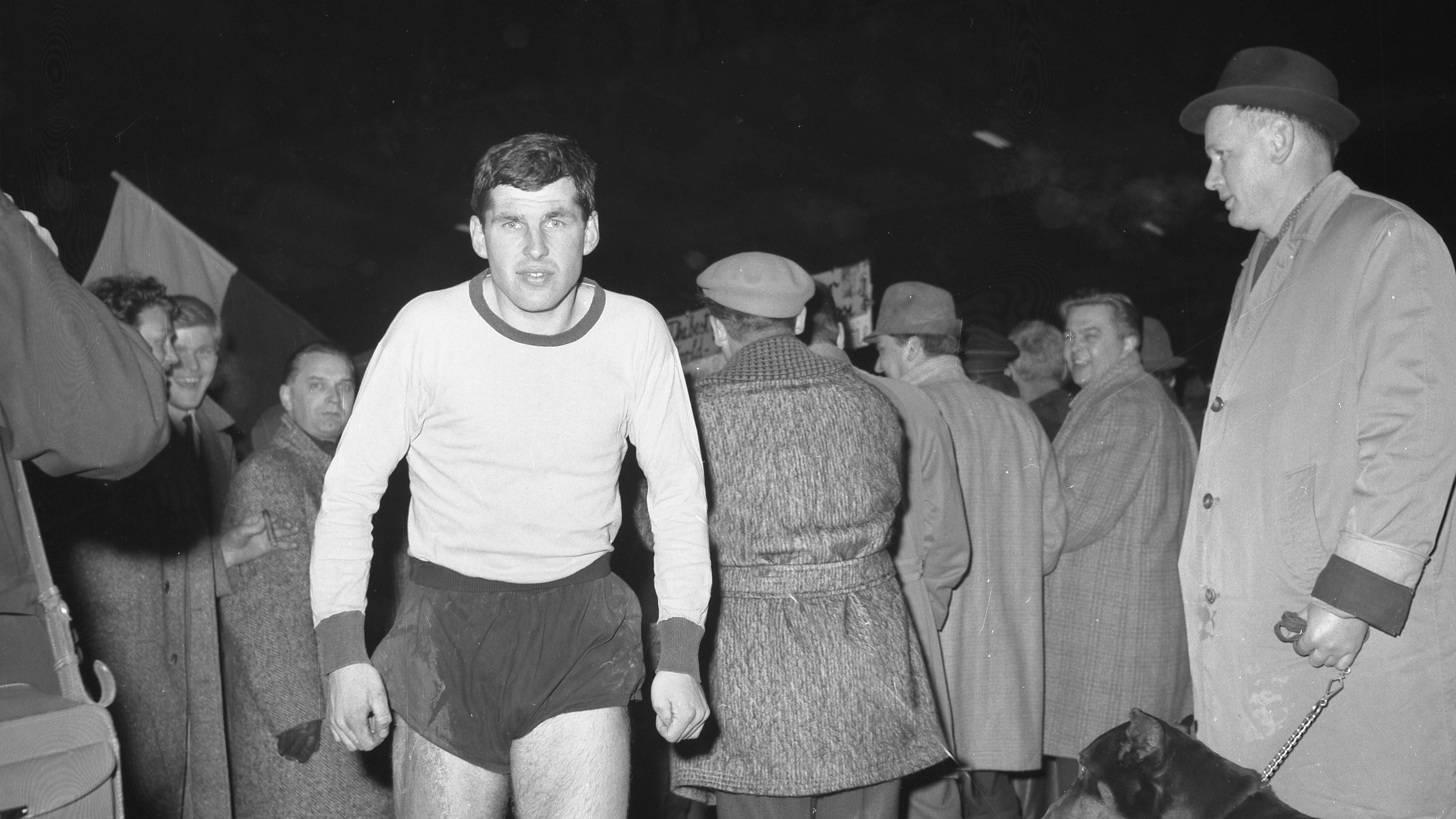 <strong>1965/66, Europapokal der Pokalsieger, West Ham United</strong><br>Die schwarz-gelbe Legende ist das Endspiel gegen den FC Liverpool, das Stan Libuda in Glasgow in der 109. Minute entscheidet. Das Halbfinale ist weniger spektakulär: Der BVB gewinnt beide Spiele gegen das West Ham von Bobby Moore und Geoff Hurst, vier von fünf Dortmunder Toren erzielt Lothar Emmerich (Foto).