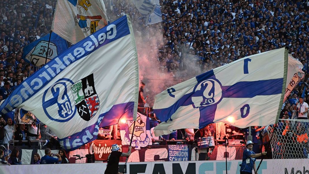 Der 1. FC Kaiserslautern empfängt am Samstag, den 10. August 2025, um 20:30 Uhr den FC Schalke 04 im Fritz-Walter-Stadion. Das Zweitliga-Topspiel wird live im Free-TV bei RTL, im Stream bei RTL+ sowie auf Sky übertragen. Und natürlich hier im ran.de Liveticker
