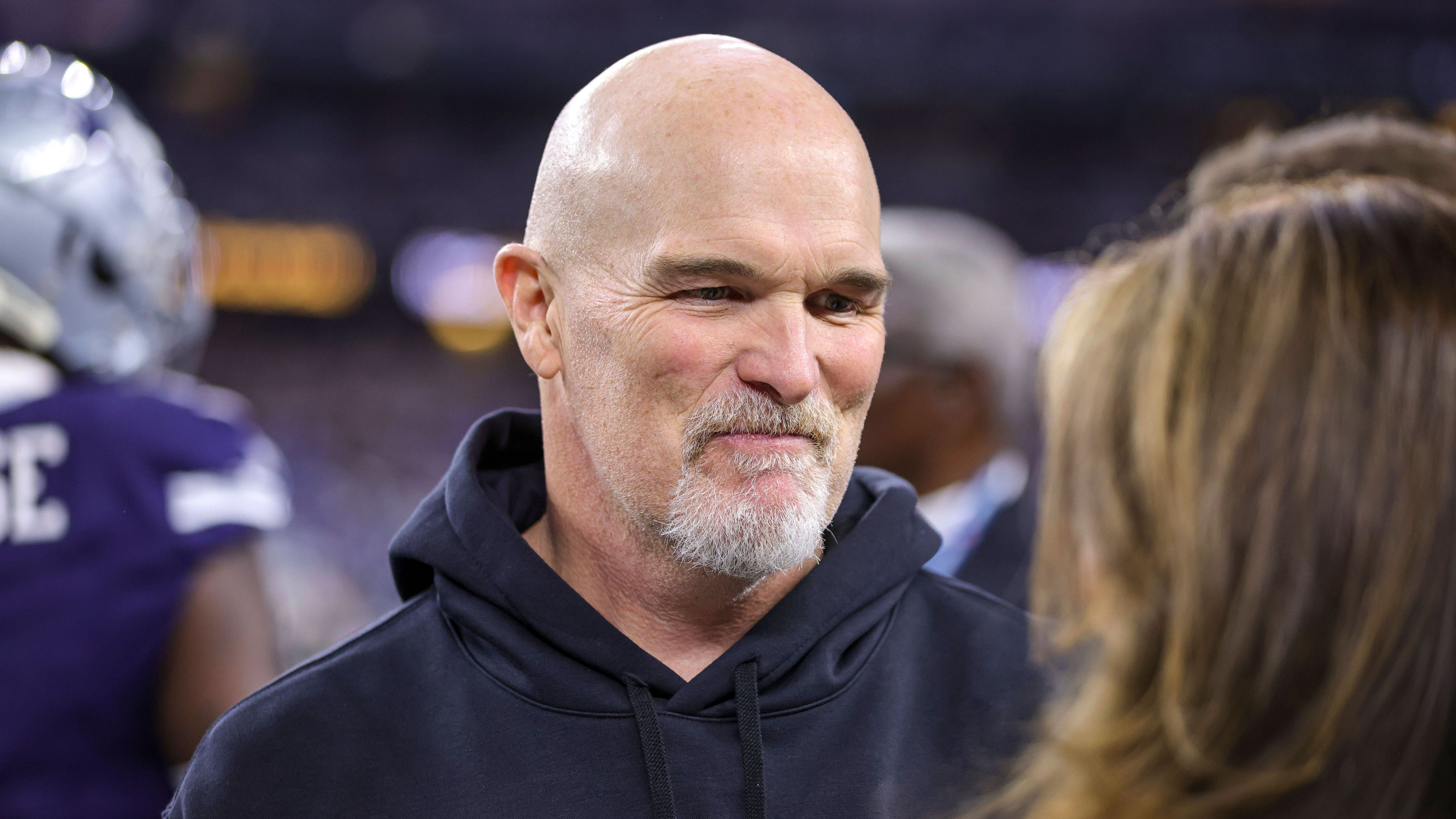 <strong>Dan Quinn</strong> <strong>(Defensive Coordinator,&nbsp;Dallas Cowboys)</strong><br>Quinn gilt als einer der Top-Favoriten auf die Nachfolge von Carroll. Er hat sogar eine Vergangenheit bei den Seahawks, war zwei Jahre unter Caroll Assistant Head Coach &amp; Defensive Line Coach, später noch einmal zwei Jahre Defensive Coordinator. Von 2015 bis 2020 war er Head Coach der Atlanta Falcons und stand im Super Bowl.&nbsp;