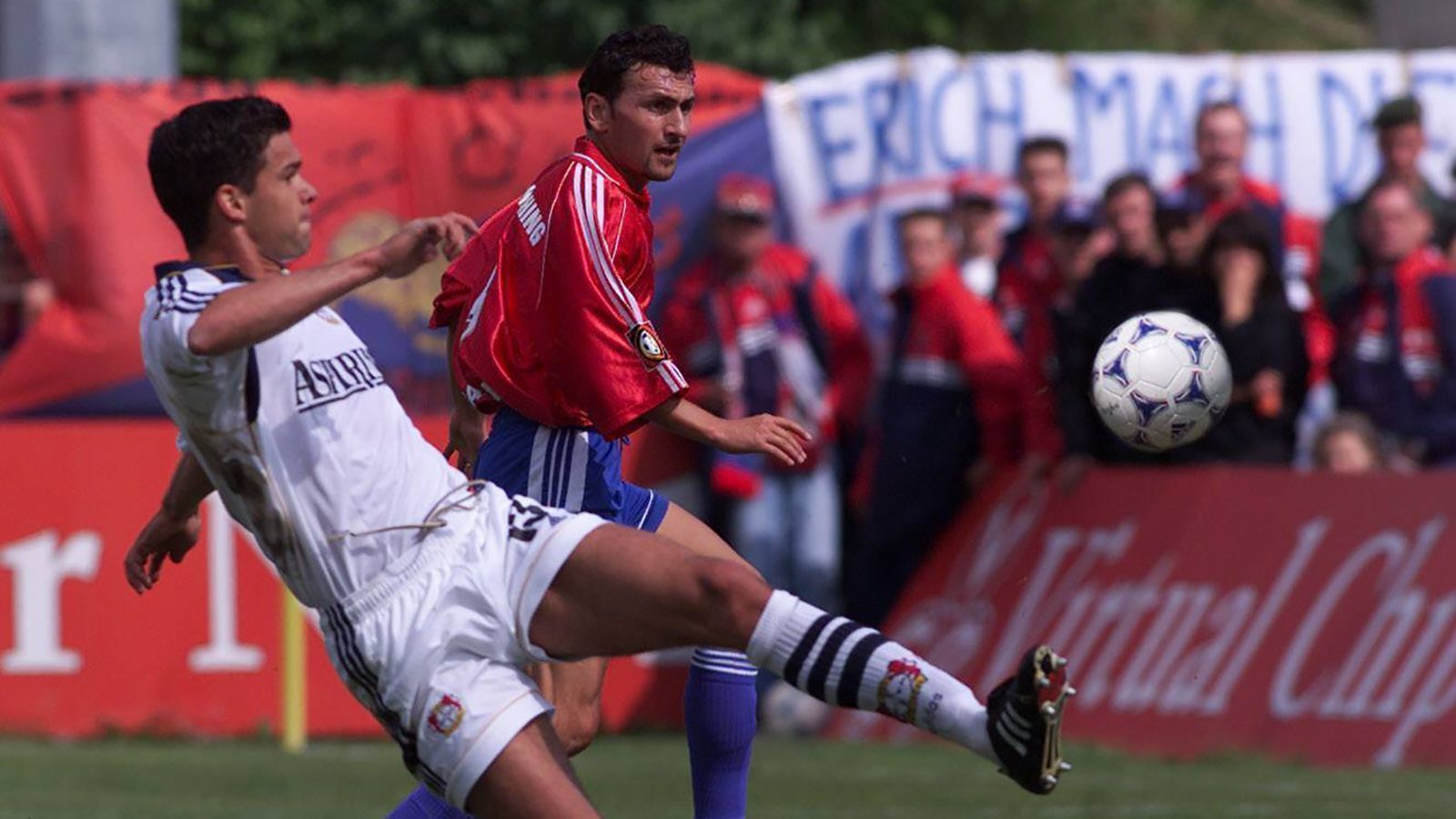 
                <strong>2000: Das Drama von Unterhaching</strong><br>
                Nie gab Bayer eine Bundesliga-Saison leichtfertiger ab als in dieser Saison. Letzter Spieltag: Leverkusen führt die Tabelle mit drei Punkten Vorsprung vor den Bayern an. Die Werkself muss beim Tabellenzehnten in Unterhaching punkten, um erstmals Deutscher Meister zu werden. Doch ein unfassbares Eigentor von Michael Ballack ist der Beginn eines echten Dramas...
              