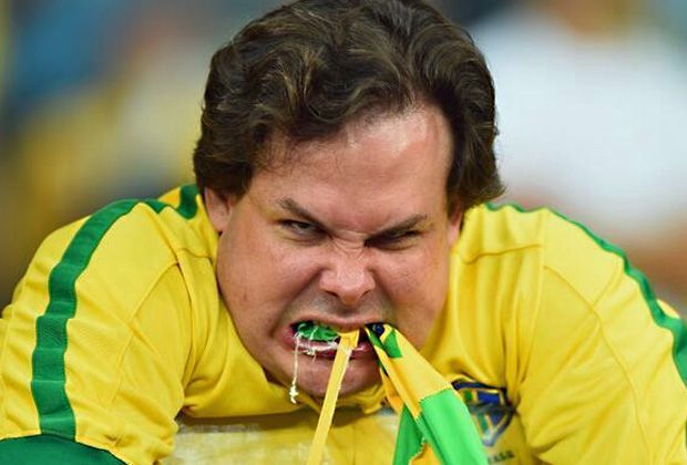
                <strong>Ohne Worte</strong><br>
                Die Trauer nagt an diesem Fan ganz besonders. Der Brasilianer hat nach der 1:7-Schlappe noch lange dran zu knabbern...
              