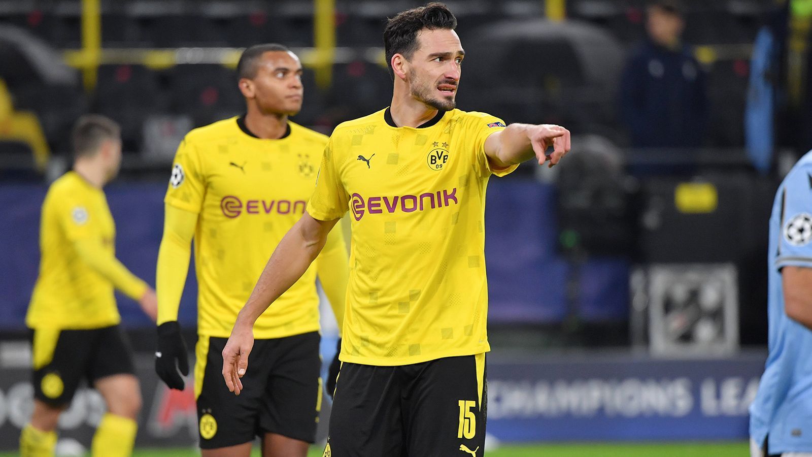 
                <strong>Abwehr: Borussia Dortmund</strong><br>
                Beim BVB ist die Sachlage klarer: Als Linksverteidiger wird Raphael Guerreiro starten, in der Mitte Manuel Akanji und Mats Hummels verteidigen. Bleibt die große Problemzone des BVB: die Rechtsverteidigerposition. Nach Mateu Moreys schwerer Verletzung bekam dort zuletzt Routinier Lukasz Piszczek den Vorzug vor Thomas Meunier und machte seine Sache ordentlich. Das wild hin- und herwogende 3:2 für den BVB unter der Woche hat eindrucksvoll gezeigt, dass beide Defensivreihen für wacklige Tage gut sind. Wenngleich Leipzig mit 28 Gegentoren in der Bundesliga (Bestwert!) unter dem Strich deutlich konstanter agiert als der Gegner aus Westfalen (44). Leipzig erhöht: 2:0.
              