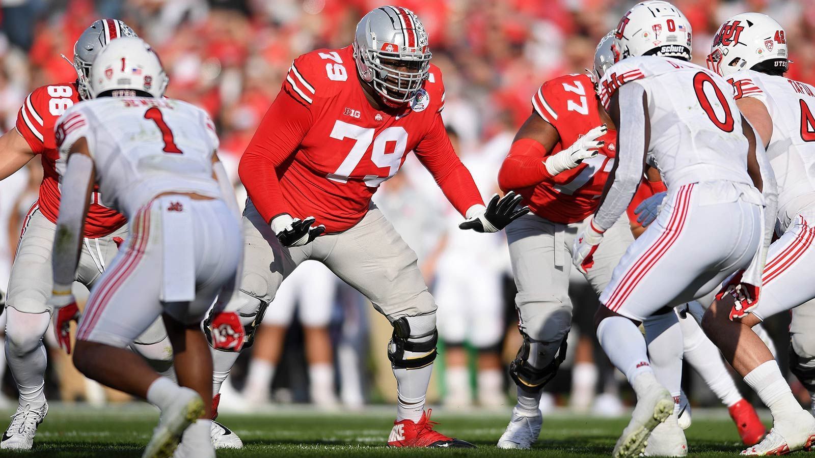 
                <strong>31. Pick: Kansas City Chiefs – Dawand Jones, OT </strong><br>
                Die Kansas City Chiefs nutzen den letzten Pick der ersten Runde im Draft und holen Dawand Jones. Dieser bildet zusammen mit Jawaan Taylor das neue Tackle-Duo nach den Abgängen von Andrew Wylie und Orlando Brown Jr.. Jones ist 2,03 Meter groß, wiegt knapp 170 Kilogramm und sticht damit selbst unter Monstern in der NFL hervor. Der 21-Jährige hat zudem auch noch die Technik, um mit jedem Verteidiger mitzuhalten.  
              