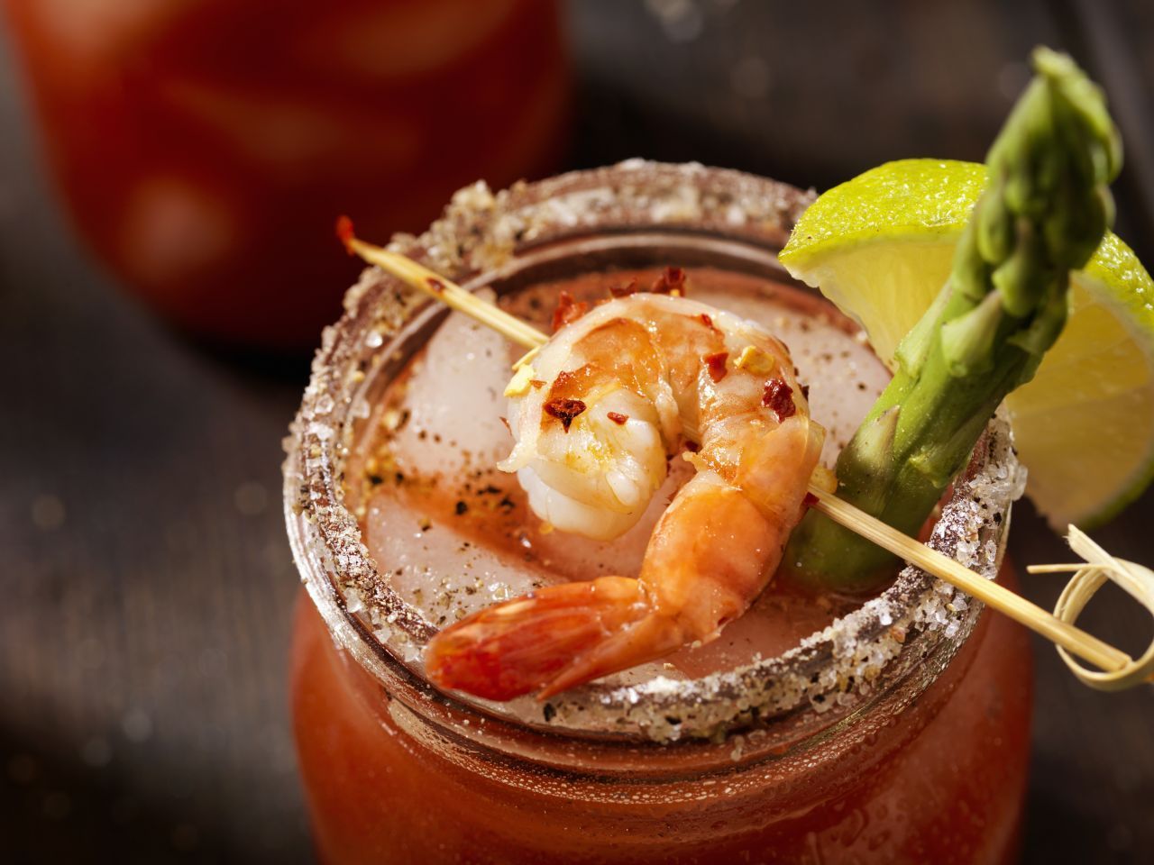 Die Kanadier:innen haben den Bloody Mary etwas aufgepimpt. Der kanadische Nationalcocktail beinhaltet Wodka, Clamato-Tomaten-Saft, Tabasco und Worcestershire-Sauce.
