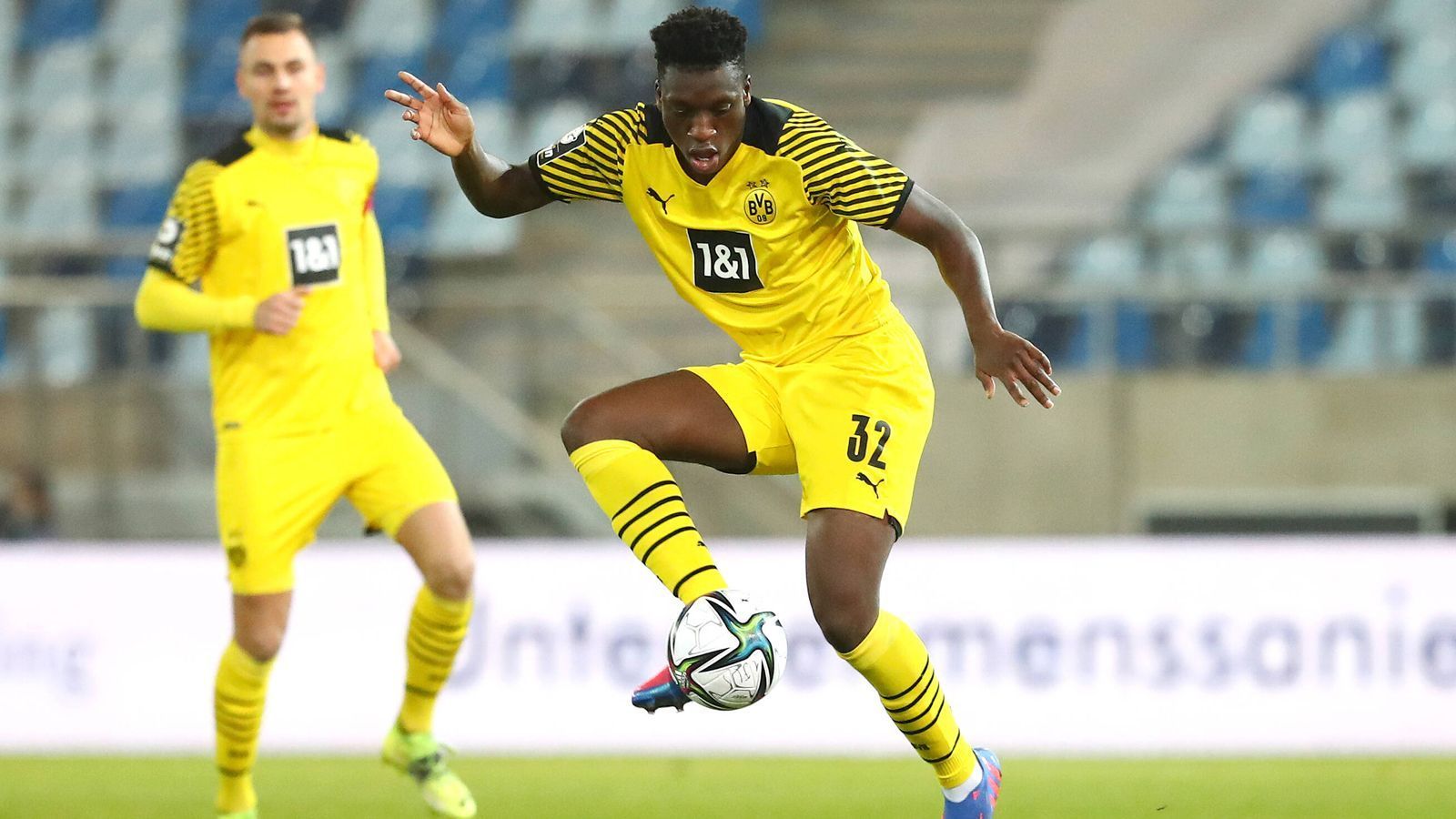 
                <strong>Abdoulaye Kamara - 17-jähriger Mittelfeldmotor</strong><br>
                Abdoulaye Kamara überzeugt trotz seiner erst 17 Jahre vor allem mit seinem physischen Spiel. Der Sechser kam 2021 von Paris Saint-Germain, wo er unter Ex-Trainer Thomas Tuchel und auch Mauricio Pochettino schon mit Neymar, Mbappe und Co. trainierte. Auch bei den Dortmunder Profis hat der Youngster aus Guinea bereits im Training für Aufsehen gesorgt. Wann der endgültige Sprung in den Lizenzspieler-Kader erfolgt, ist jedoch noch nicht abzusehen, zumal Kamara momentan auch noch an einer Knöchelverletzung laboriert.
              