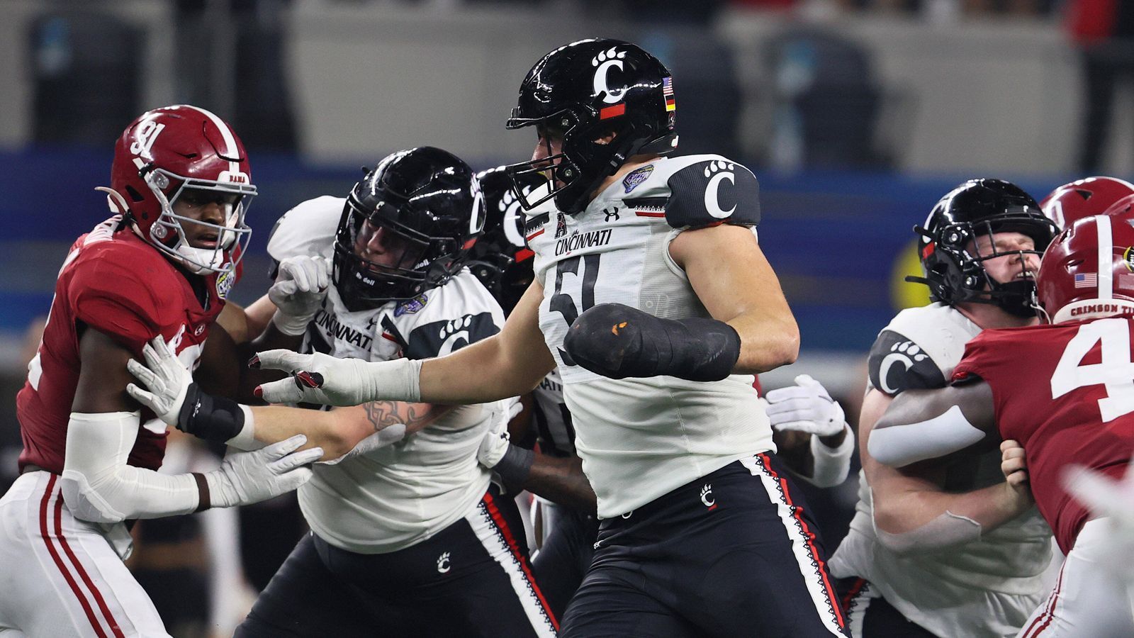 
                <strong>Lorenz Metz (Cincinnati Bearcats)</strong><br>
                Auch die zweite deutsche Draft-Hoffnung ist in der Offensive Line beheimatet. Seit 2018 spielt Lorenz Metz in den USA, in seinem ersten Jahr wurde er vom Defensive Tackle zum Offensive Tackle umgeschult. In der vergangenen Saison startete die Nummer 51 der Cincinnati Bearcats trotz Verletzungen in der Offseason in den letzten fünf Spielen als Right Guard.
              