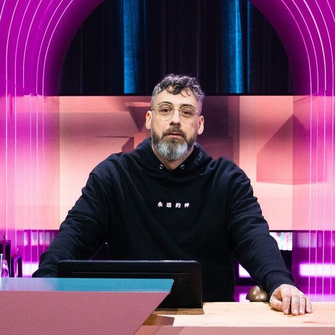 Sido sitzt an einem Ratepult im "Wer stiehlt mir die Show?"-Studio