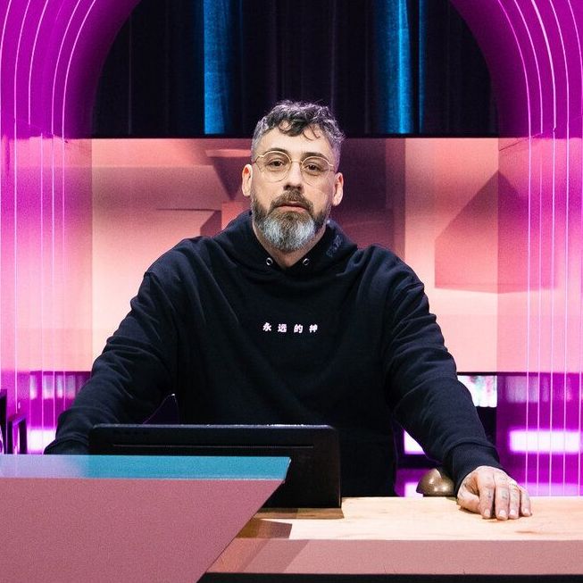 Sido sitzt an einem Ratepult im "Wer stiehlt mir die Show?"-Studio