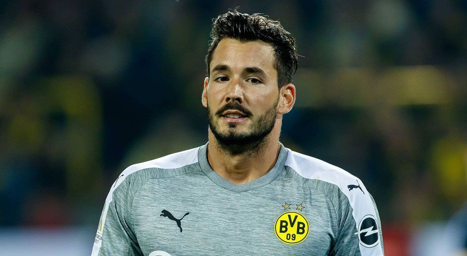 
                <strong>Roman Bürki</strong><br>
                Dieses Spiel wird die Diskussionen um den Schweizer weiter befeuern. In der ersten Hälfte noch nahezu beschäftigungslos, patzte er vor dem Gegentreffer gleich doppelt. Zuerst spielte er den Ball direkt zu Lorenzo Ebecilio, dann ließ er dessen Schuss vor die Füße von Mickael Pote prallen. Auch sonst strahlte er für seine Vordermänner keine Ruhe aus, war bei Rückpässen und Hereingaben immer wieder unsicher. ran-Note: 5
              