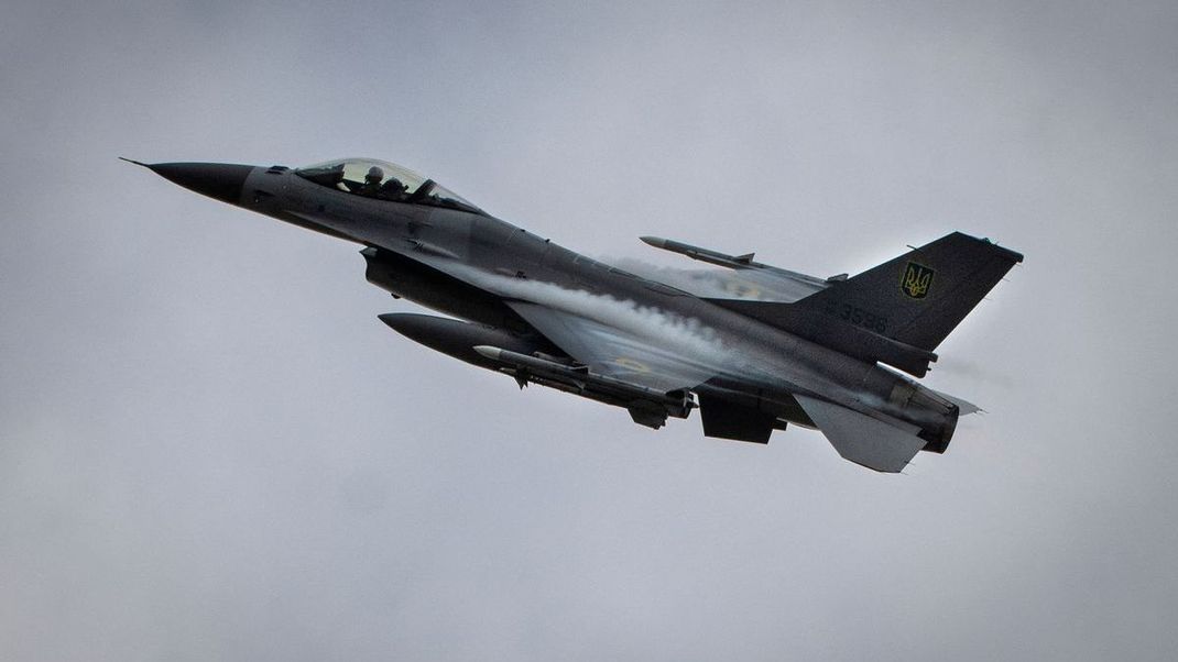 Ein Kampfjet des Typs F-16 (Bild) hat einen Luftangriff nicht überstanden.