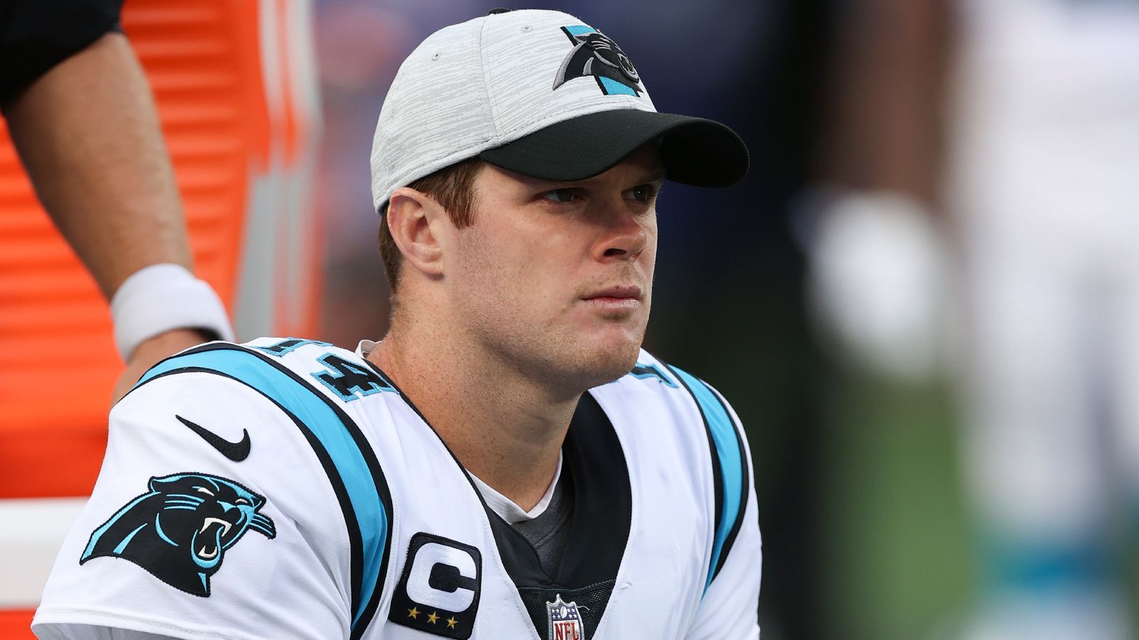 
                <strong>Verlierer: Sam Darnold (Carolina Panthers)</strong><br>
                Die New England Patriots werden auf jeden Fall nicht mehr die Lieblings-Franchise von Sam Darnold. Beim vierten Aufeinandertreffen zwischen beiden Parteien hat Darnold zum vierten Mal verloren, diesmal nicht mit den New York Jets, sondern mit den Carolina Panthers (6:24). Darnold blieb erneut unter 200 Yards, warf drei Interceptions und erzielte keinen Touchdown. Die Fans im Bank of America Stadium in Charlotte buhten den als Franchise Quarterback geholten Spielmacher aufgrund seiner mäßigen Leistung mehrmals aus.
              