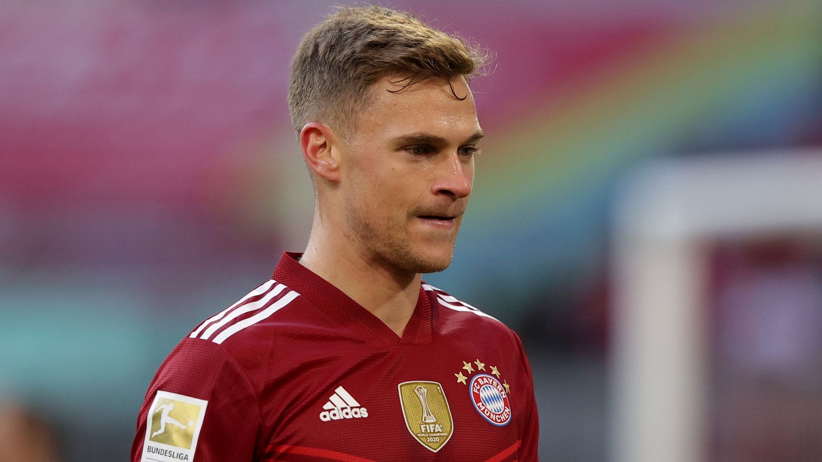 
                <strong>Joshua Kimmich</strong><br>
                Um Struktur bemüht, in der Anfangsviertelstunde aber wenig ins Spiel eingebunden. Steigert sich mit zunehmender Spieldauer, nimmt in der Offensive größeren Einfluss auf das Geschehen und bringt mehr Bälle an den Mann. Nicht so zweikampfstark wie sonst, läuft aber viele Löcher zu. ran-Note: 3
              