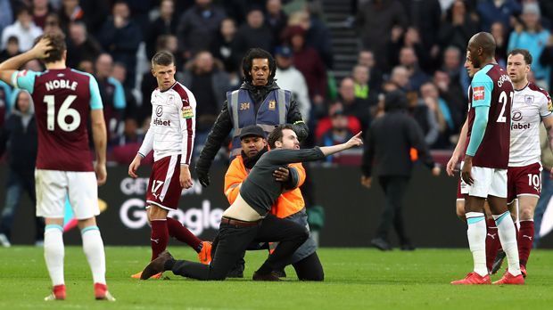 
                <strong>West Ham United: Randale bei 0:3-Pleite gegen Burnley</strong><br>
                Beim Heimspiel von West Ham gegen Burnley ging es am 30. Spieltag der englischen Premier League ziemlich rund! Schon im Laufe des Spiels verloren einige Zuschauer bzw. Spieler die Nerven und es kam zu Ausschreitungen.
              