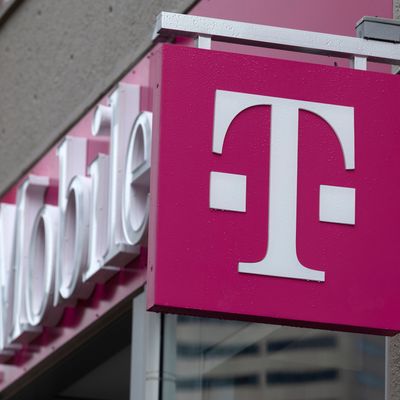 Das T-Mobile-Logo ist an einem Laden in Boston zu sehen.