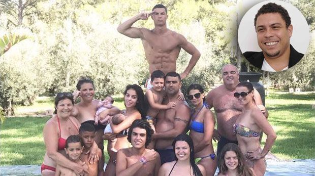 
                <strong>Ronaldo gründet seinen eigenen CR7-Verein</strong><br>
                Real Madrid reicht ihm nicht, außerdem ist er dort nicht sein eigener Herr. Deshalb gründet der 32-Jährige seinen eigenen Verein, der nur aus Ronaldos besteht. Zusätzlich zu seinen bald vier Kindern sind sieben weitere Kinder geplant. Trainiert wird die Mannschaft von Brasiliens Weltmeister-Ronaldo.
              