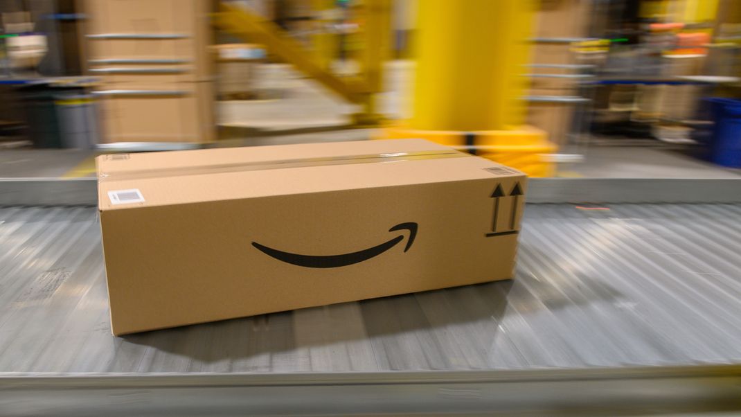 Die Mitarbeiter:innen eines Amazon-Verteilungszentrums in Niedersachsen streiken. Eine Garantie, dass sämtliche Weihnachtsgeschenke rechtzeitig ankommen, gibt es nicht.