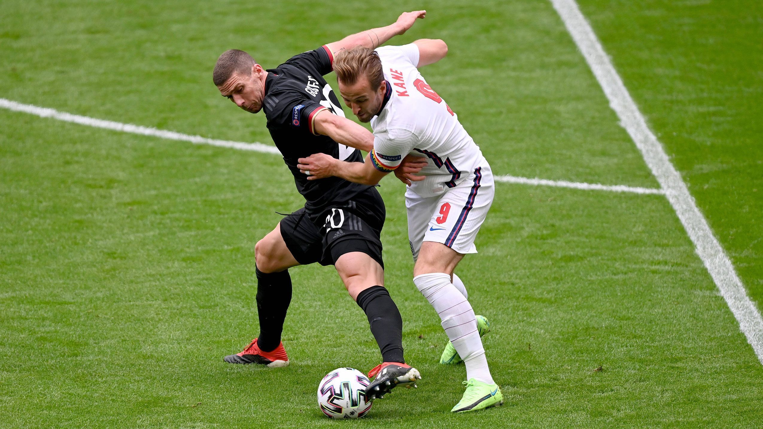 
                <strong>Robin Gosens (Deutschland)</strong><br>
                Der gegen Portugal so überragende Flügelspieler wird kaum eingebunden. Eine Kimmich-Flanke verpasst er am langen Pfosten knapp. Auch ansonsten macht Gosens viele Wege vergebens. Zu allem Überfluss holt sich der Profi aus Bergamo wegen eines unnötigen Fouls an Trippier die Gelbe Karte ab. Nach dem 0:2 hat er Feierabend. ran-Note: 4
              