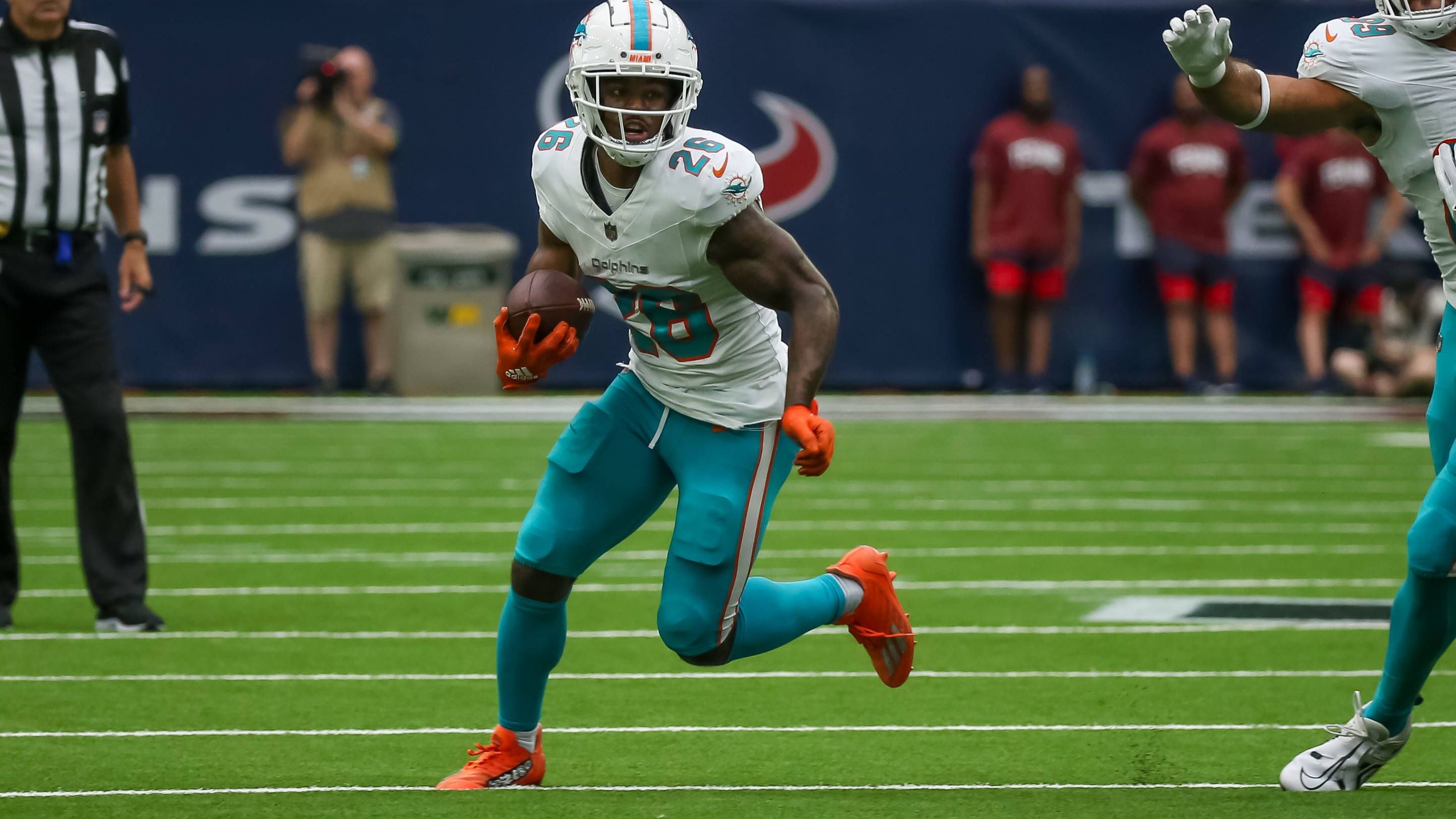 <strong>Miami Dolphins</strong><br>Mit Raheem Mostert, Jeff Wilson, Salvon Ahmed, Myles Gaskin und Rookie Devon Achane (Foto) befinden sich zwar bereits einige Running Backs im Kader der Dolphins, einen Spieler vom Kaliber eines Jonathan Taylor sucht man allerdings vergebens. Zudem verletzte sich Achane in der Preseason an der Schulter und dürfte noch ein paar Wochen ausfallen.