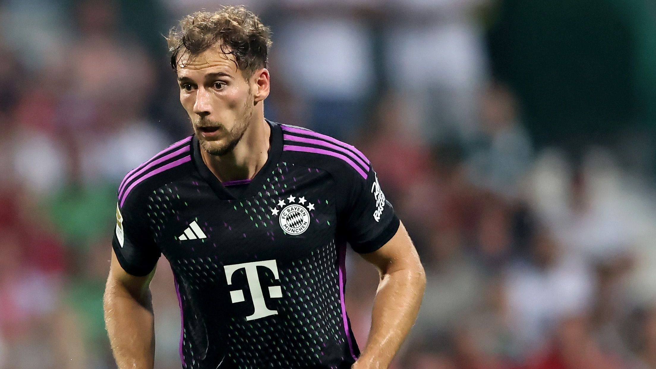 <strong>Leon Goretzka</strong><br>Brutal stabil in der Defensivarbeit. Hat die meisten Balleroberungen bei den Bayern (7), hin und wieder auch mit einer guten Spielverlagerungen und Offensivaktionen. Ein nahezu fehlerloser und guter Auftritt. <strong><em>ran</em>-Note: 2</strong>