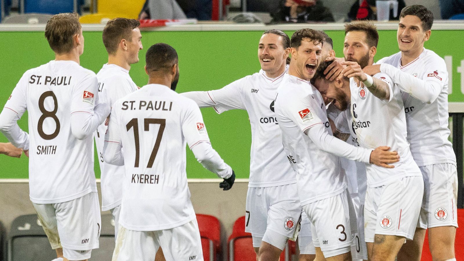 
                <strong>Platz 1: FC St. Pauli (36 Punkte)</strong><br>
                Das dominierende Team der ersten 18 Spieltage war der FC St. Pauli. Die Hamburger haben unter Trainer Timo Schultz, der kürzlich erst seinen Vertrag verlängerte, ein hervorragendes Jahr 2021 gespielt und grüßen vom Platz an der Sonne. Logischerweise wollen die Kiezkicker nun auch aufsteigen. Schultz warnt aber vor zu großer Euphorie: "Wir wollen weiter Fortschritte machen und hatten noch genug Spiele, in denen es Luft nach oben gab", so der Trainer. Dass der FCSP den Aufstieg noch lange nicht sicher hat, zeigt das letzte Spiel vor Weihnachten. Da verlor St. Pauli nämlich mit 0:3 in Kiel. Sechs Punkte Vorsprung sollten aber am Ende reichen, wenn die Form aus 2021 konserviert werden kann.
              