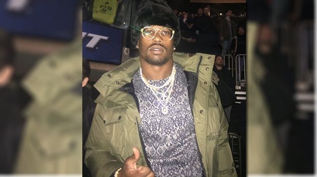 
                <strong>Von Miller (Denver Broncos)</strong><br>
                Von Miller (Denver Broncos). Der Outside Linebacker schafft es auch an lässigen Tagen durch ein extravagantes Outfit aufzufallen.
              