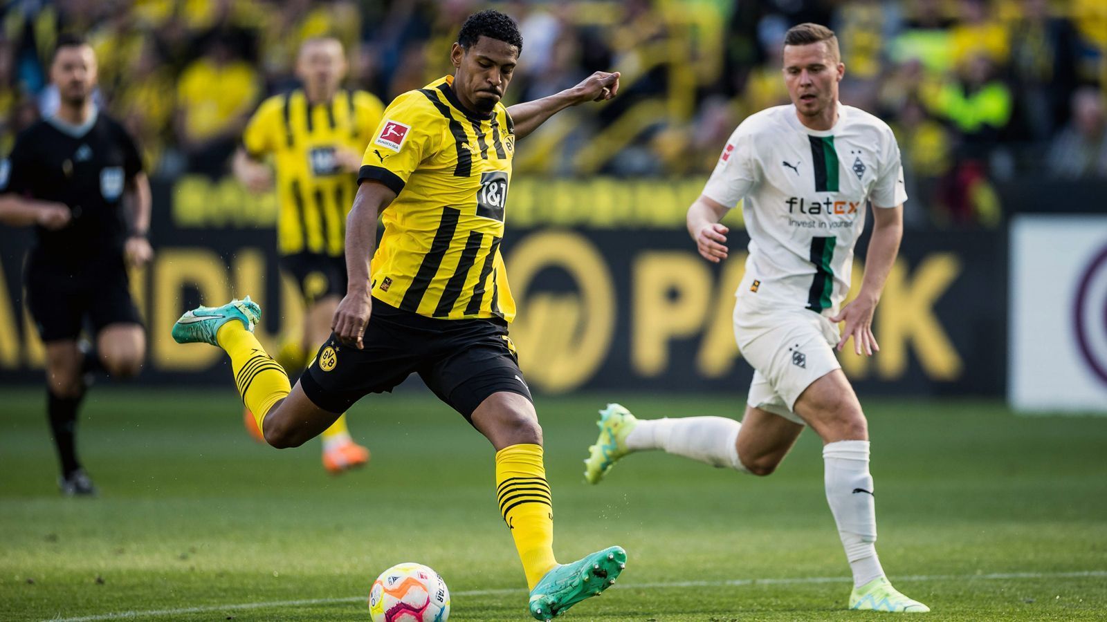 
                <strong>Sebastien Haller</strong><br>
                Holt den Elfmeter heraus, trifft sehenswert per Hacke zum 3:0 und in bester Neuner-Manier zum 4:0 – Haller agiert gegen in der Abwehr wehr- und orientierungslose Gladbacher im Stile eines Torjägers. Taucht in der zweiten Halbzeit aber ein wenig ab. Geht zehn Minuten vor Schluss vom Platz. ran-Note: 2
              