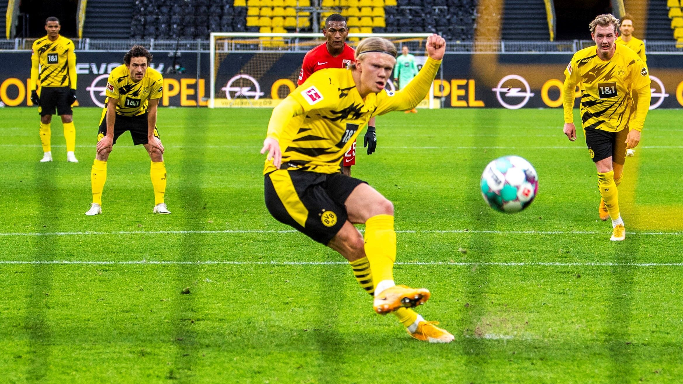 
                <strong>Platz 4: Borussia Dortmund</strong><br>
                Für die Hochbegabten aus Dortmund dürfte der Ligasieg gegen Augsburg in mehrfacher Hinsicht belebend gewirkt haben. Zu einem verhinderten die Dortmunder einen weiteren Absturz, zum anderen bewiesen sie sich, dass sie auch gegen vermeintlich kleine Gegner bestehen können. Diese hatten die eigentlich sehr flinken Dortmunder in dieser Saison häufig mit tiefstehenden Defensivreihen ausgebremst. Im Pokal erwartet den BVB nun wieder ein Gegner aus der unteren Kategorie: der Zweitligist SC Paderborn. Es wird sich zeigen, ob das Team von Edin Terzic einen Trend gründen kann - oder in alte Muster verfällt. 
              
