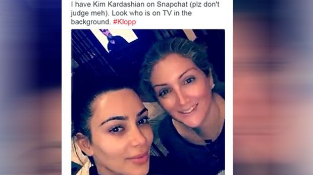 
                <strong>Kim Kardashian (FC Liverpool)</strong><br>
                Ein aufmerksamer Liverpool-Anhänger entdeckte auf dem Snapchat-Account von Kim Kardashian West einen "Snap" und ließ es sich nicht nehmen, ihn abzufotografieren: Es zeigt den Glamour-Star aus den USA mit einer Freundin. Der Hauptaspekt für den Fan ist jedoch ein anderer, denn im Hintergrund ist Jürgen Klopp auf dem TV-Bildschirm zu erkennen, wo offenbar eine Doku über die Reds läuft. Nun läuft die Gerüchteküche natürlich heiß: Werden Kim Kardashian und Kanye West bald an der Anfield Road zu sehen sein?
              