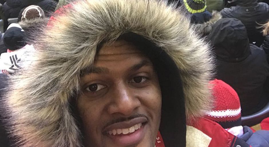 
                <strong>Deshaun Watson besucht Deutschland</strong><br>
                Während der überschaubaren 90 Minuten bleibt auch Zeit für ein Selfie. Verpassen tut Watson in seinem Rücken nichts.
              