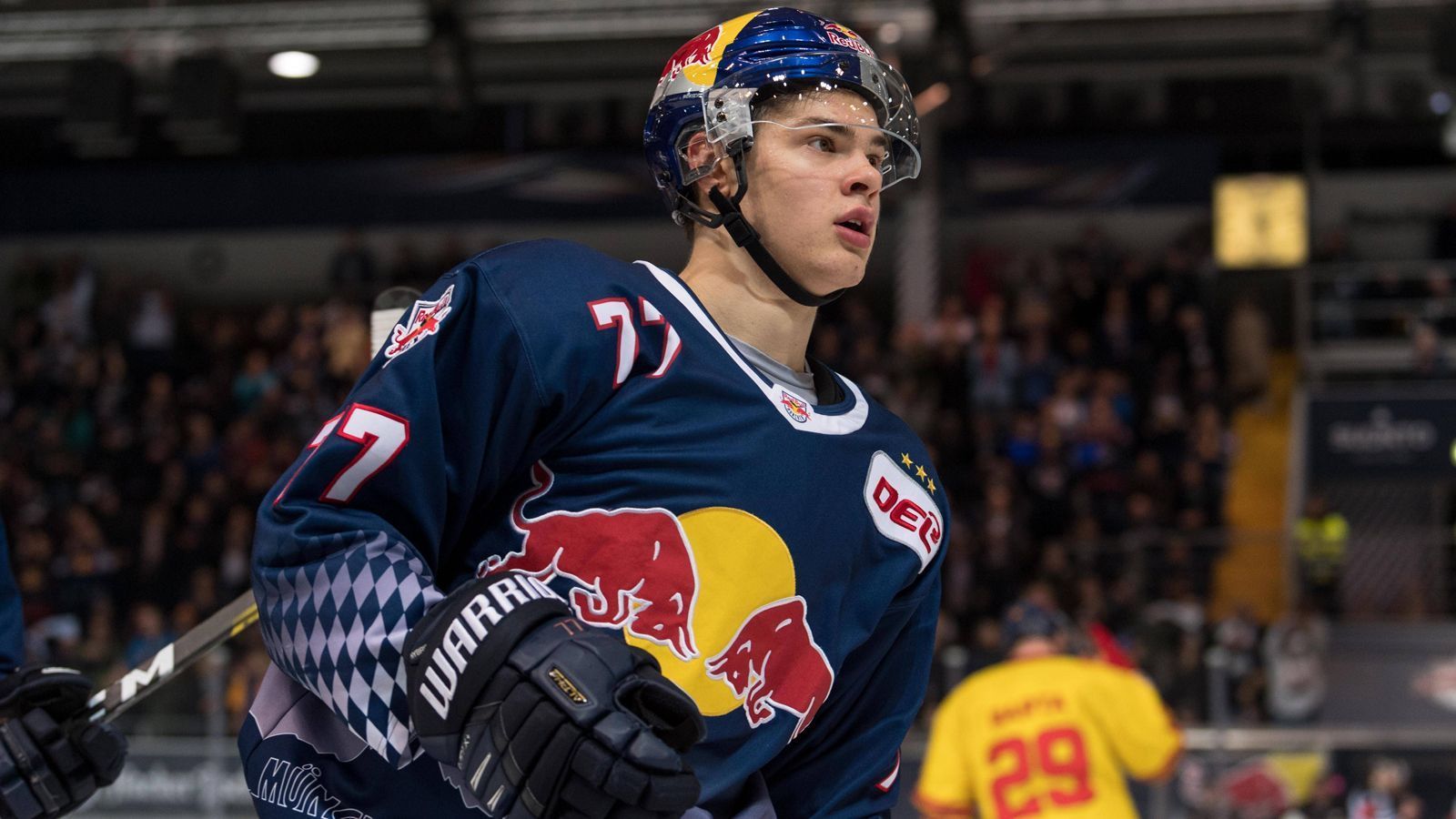 
                <strong>John-Jason Peterka</strong><br>
                John-Jason Peterka absolvierte 2019 / 2020 seine erste DEL-Saison bei EHC Red Bull München, hatte dabei in 42 Spielen 7 Tore und vier Assists zu verbuchen. Im August wurde er nach Österreich zu EC Red Bull Salzburg verliehen. Der Flügelspieler bringt die richtige Mentalität mit, ist ein echter Offensivmotor und hat einen guten Torabschluss. Ab Mitte der 1. Runde dürfte der 18-Jährige für die NHL-Teams eine Option sein.
              