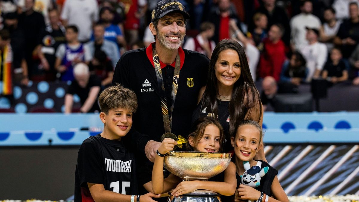 Mumbrú mit dem Pokal und seiner Familie