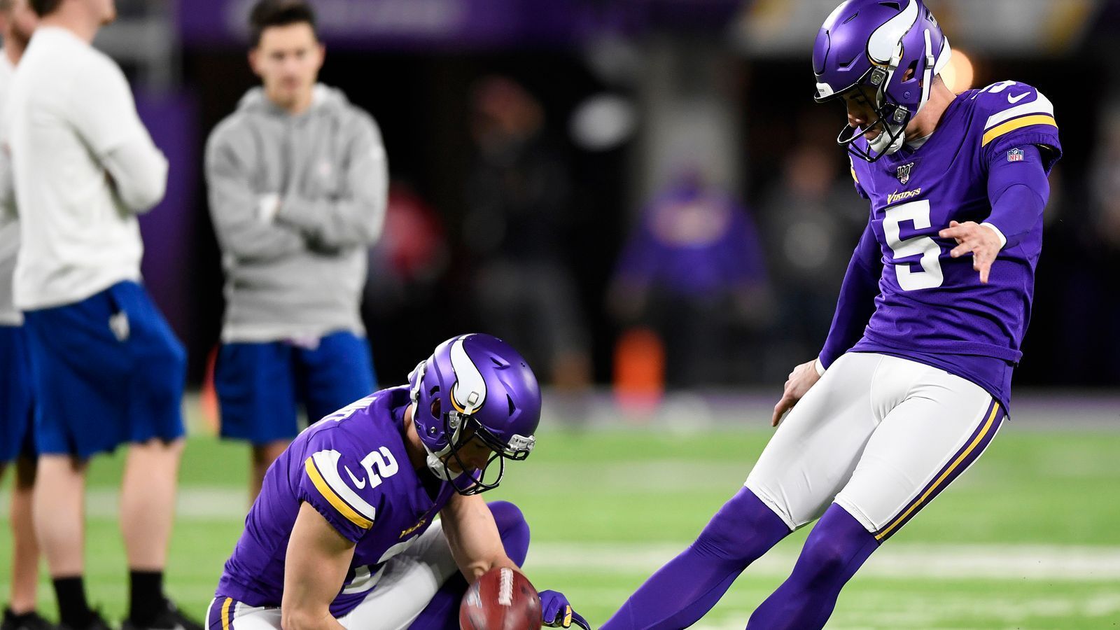 
                <strong>Dan Bailey (Minnesota Vikings)</strong><br>
                Ein dicker Batzen winkt Vikings-Kicker Dan Bailey. Er steht aktuell bei 92 Prozent verwandelter Field Goals. Bleibt er über 90 Prozent, kassiert er eine Million Dollar. Er fällt aber relativ weich: Landet er bei 87,5 bis 90 Prozent, bekommt er 750.000 Dollar. 500.000 sind es immer noch, wenn er am Ende zwischen 84 und 87,5 Prozent steht. 
              