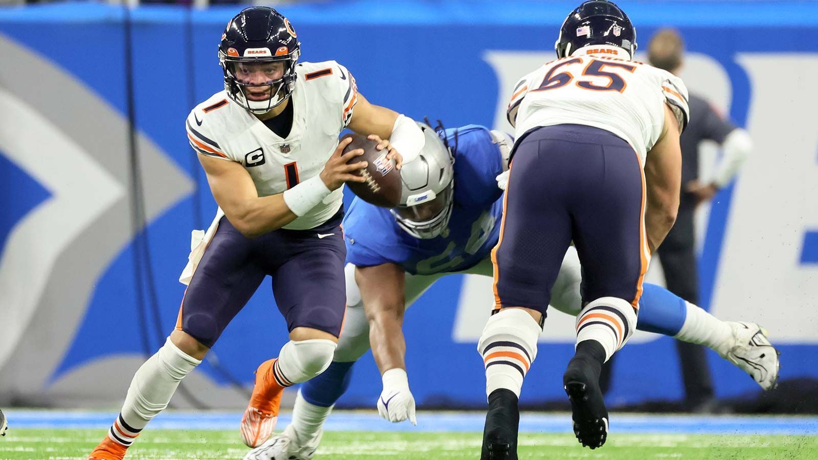 
                <strong>Chicago Bears – OT</strong><br>
                Auch die Chicago Bears gehören zu den Teams, die ihren Roster mit diversen Neuzugängen enorm aufgewertet haben. Sorge macht aber immer noch die Offensive Line, wo alleine Left Tackle Braxton Jones vergangene Saison ganze sieben Sacks verschuldete. Wenn Justin Fields die Zukunft der Franchise sein soll, braucht er auf seiner Blind-Side einen wesentlich besseren Beschützer. Von diesen gibt es in diesem Draft aber einige.
              