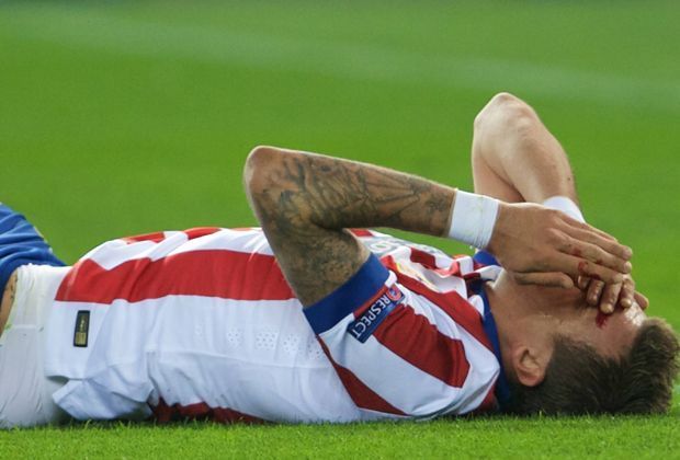 
                <strong>Mario Manduzukic vs Sergio Ramos</strong><br>
                Es ist die Szene des Champions-League-Viertelfinal-Hinspiels zwischen Atletico und Real Madrid (0:0). Mario Mandzukic liegt am Boden, hält sich das Gesicht. Was war passiert?
              