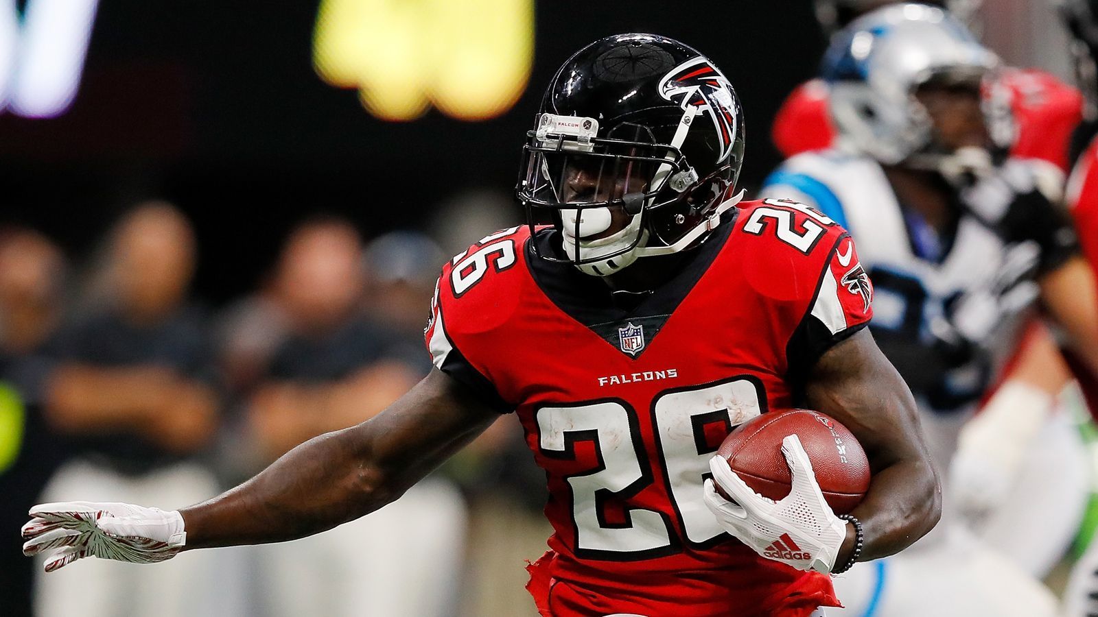 
                <strong>Tevin Coleman (Running Back, Atlanta Falcons)</strong><br>
                Auch Coleman geht in sein letztes Vertragsjahr. Hinter Devonta Freeman und Rookie Ito Smith ist Coleman eine Luxus-Option, den angestrebten Zahltag im Sommer wird er in Atlanta wohl nicht bekommen. Nach aktuellem Stand drohen die Falcons (2-4) die Playoffs zu verpassen und würden Coleman ungern ohne Gegenwert ziehen lassen.
              