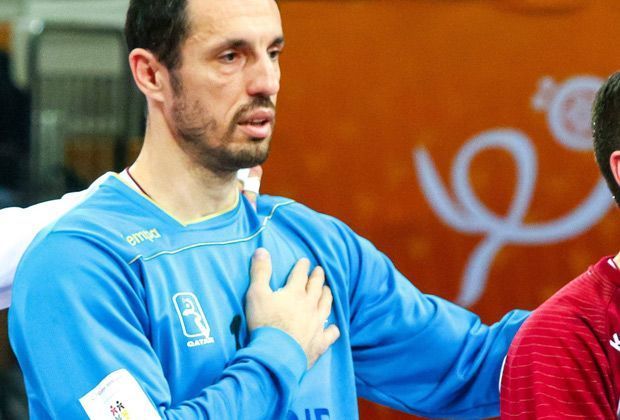 
                <strong>WM 2022 in Katar: Alles wie beim Handball?</strong><br>
                Derzeit findet die Handball-WM in Katar statt. Für großes Aufsehen sorgt die Mannschaft des Gastgebers, der für den Erfolg nichts unversucht lässt. Mehrere Spieler wurden eingebürgert, unter anderem der gebürtige Montenegriner Goran Stojanovic.
              