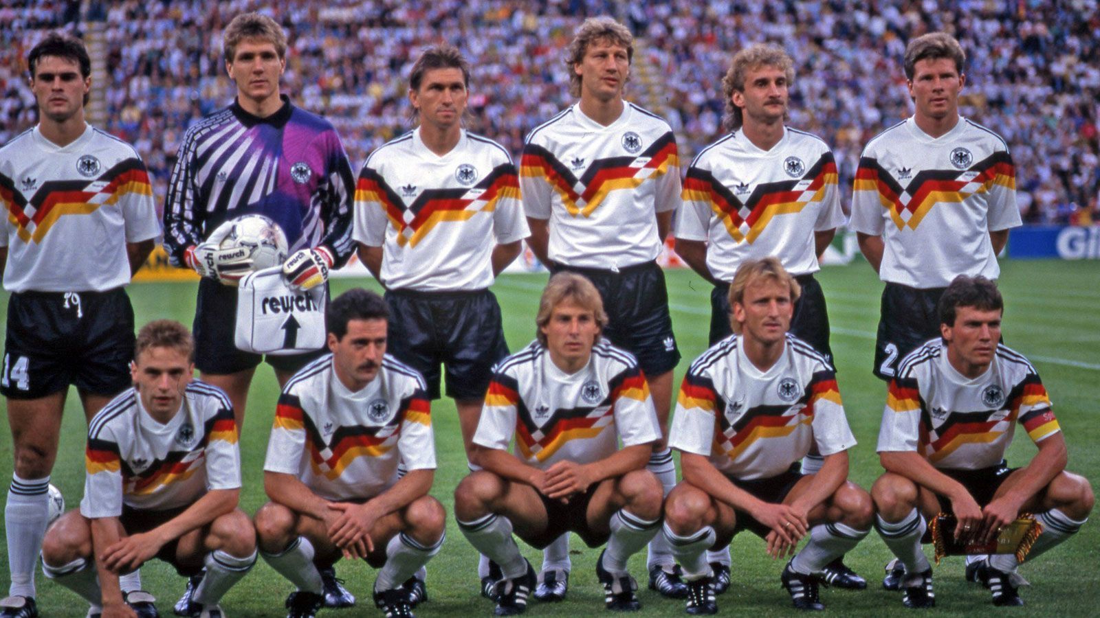 
                <strong>WM 1990: Deutschland - Jugoslawien</strong><br>
                Ein legendäres Spiel des DFB-Teams jährt sich am Mittwoch, den 10. Juni 2020 zum 30. Mal. Die Nationalmannschaft bekam es damals im Giuseppe-Meazza-Stadion in Mailand im ersten Gruppenspiel der WM in Italien mit Jugoslawien zu tun, Anpfiff war um 21 Uhr. Lothar Matthäus erzielte ein legendäres Tor, das der Auftakt zu einem "Sommermärchen" werden sollte, 16 Jahre bevor der Begriff "Sommermärchen" überhaupt erfunden wurde. Wir blicken zurück.
              